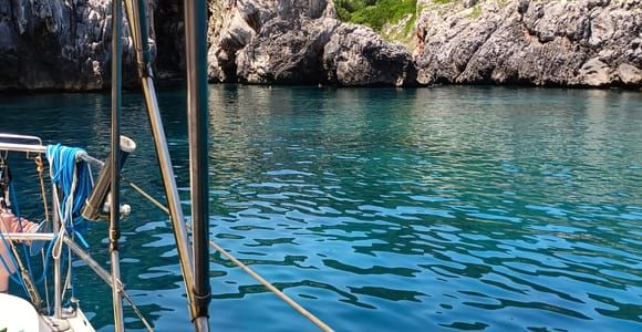 Apulia: tour en barco de vela con aperitivo