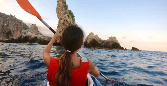 Taormina: Kajak-Küstentour zur Isola Bella und Blauen Grotte