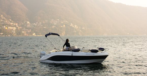 1 hora en barco autoconducido por el Lago de Como
