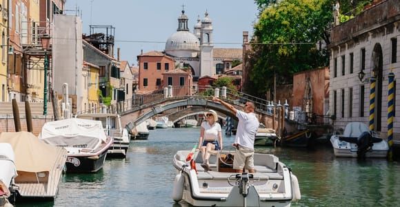 Venecia: Canales ocultos en barco eléctrico