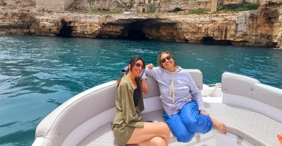 Polignano: Private Bootstour zu den Höhlen mit Schwimmen und Aperitif
