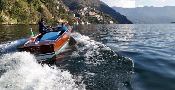 Comer See: Private Tour auf einem Holzboot mit Schwimmen und Prosecco