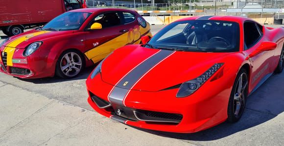 Fahre einen Ferrari 458 UND einen Alfa Romeo auf einer Rennstrecke inc Video