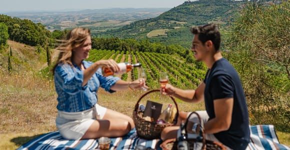 Montalcino: Picknick im Weinberg mit einer Flasche Wein