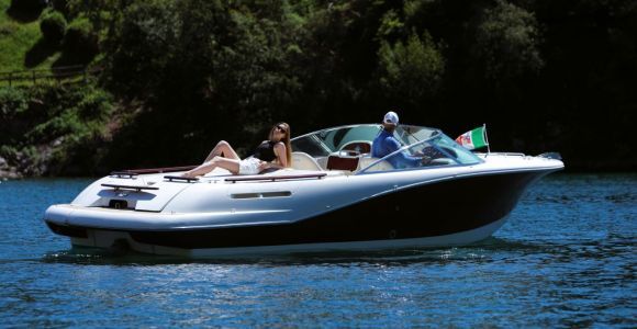 Lago di Como: tour privato di 2 ore in motoscafo di lusso