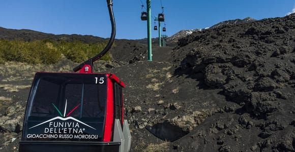 L'Etna: Biglietto andata e ritorno per funivia e autobus 4x4