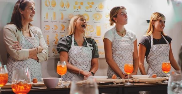 Roma: Pasta tradizionale con cocktail Corso di cucina per ubriachi