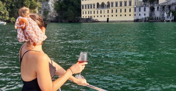 Como: Tour privado en barco por el Lago de Como con vino